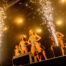 De Sassendonkse Heerenzitting bij Nieuwe Buitensociëteit Zwolle, een feestelijk evenement met vuurwerk en dansers op het podium.