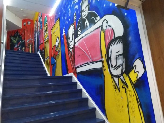Herman Brood Hal in Nieuwe Buitensociëteit Zwolle, een ruime hal en trap binnen de locatie.