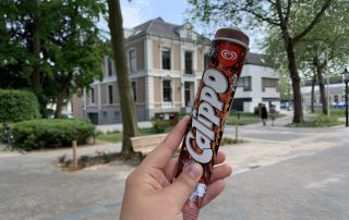 Verkoeling van ijsje tijdens warme dagen bij Nieuwe Buitensociëteit Zwolle.