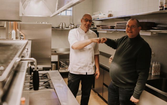 Oude en nieuwe kok begroeten elkaar in de keuken van Nieuwe Buitensociëteit Zwolle.