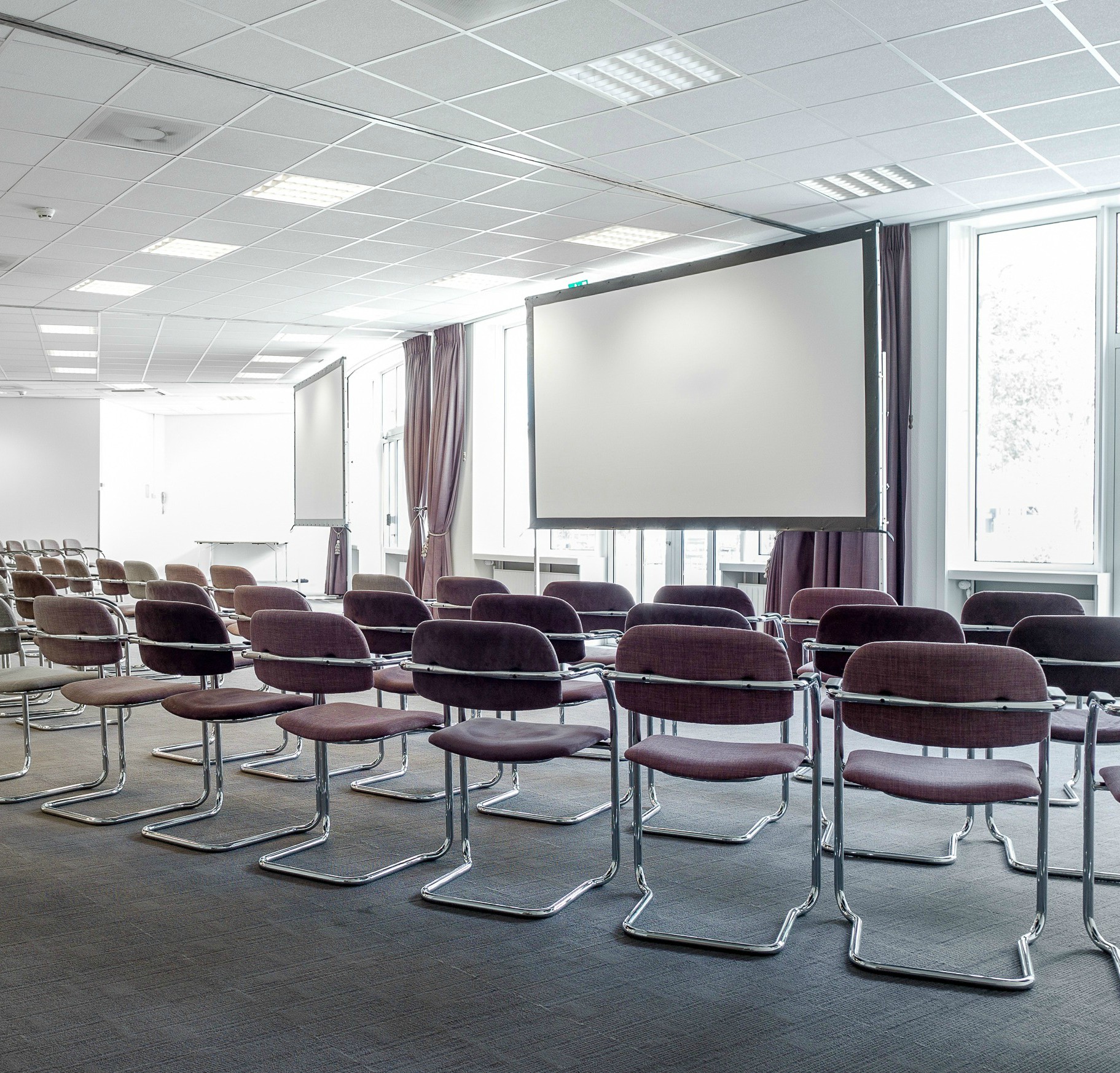 Stijlvolle evenementenzaal in Nieuwe Buitensociëteit Zwolle, ingericht voor bijeenkomsten en presentaties.