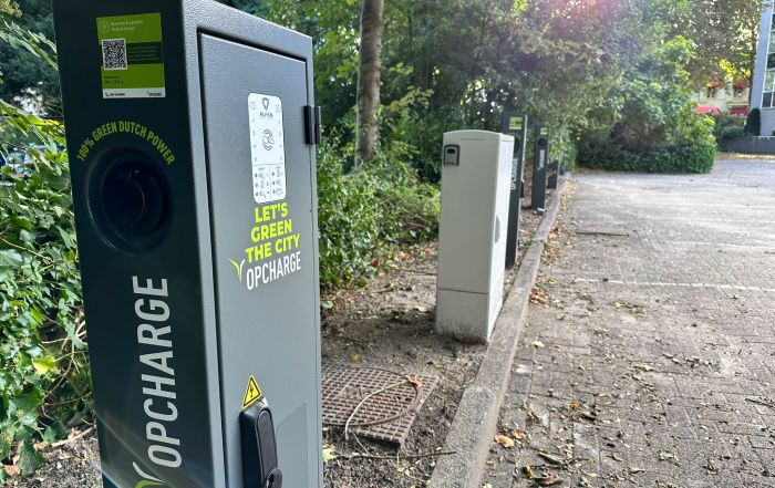 Laadpalen voor elektrische auto’s bij Nieuwe Buitensociëteit Zwolle, beschikbaar voor duurzaam opladen tijdens bijeenkomsten.