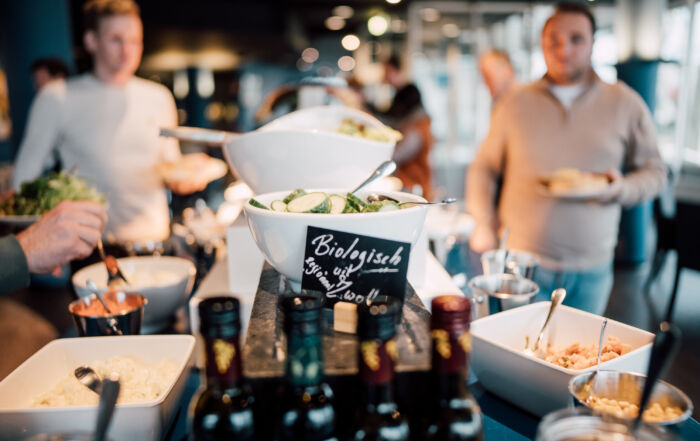 Uitgebreid lunchbuffet in Nieuwe Buitensociëteit Zwolle, met diverse verse broodjes, salades en beleg.