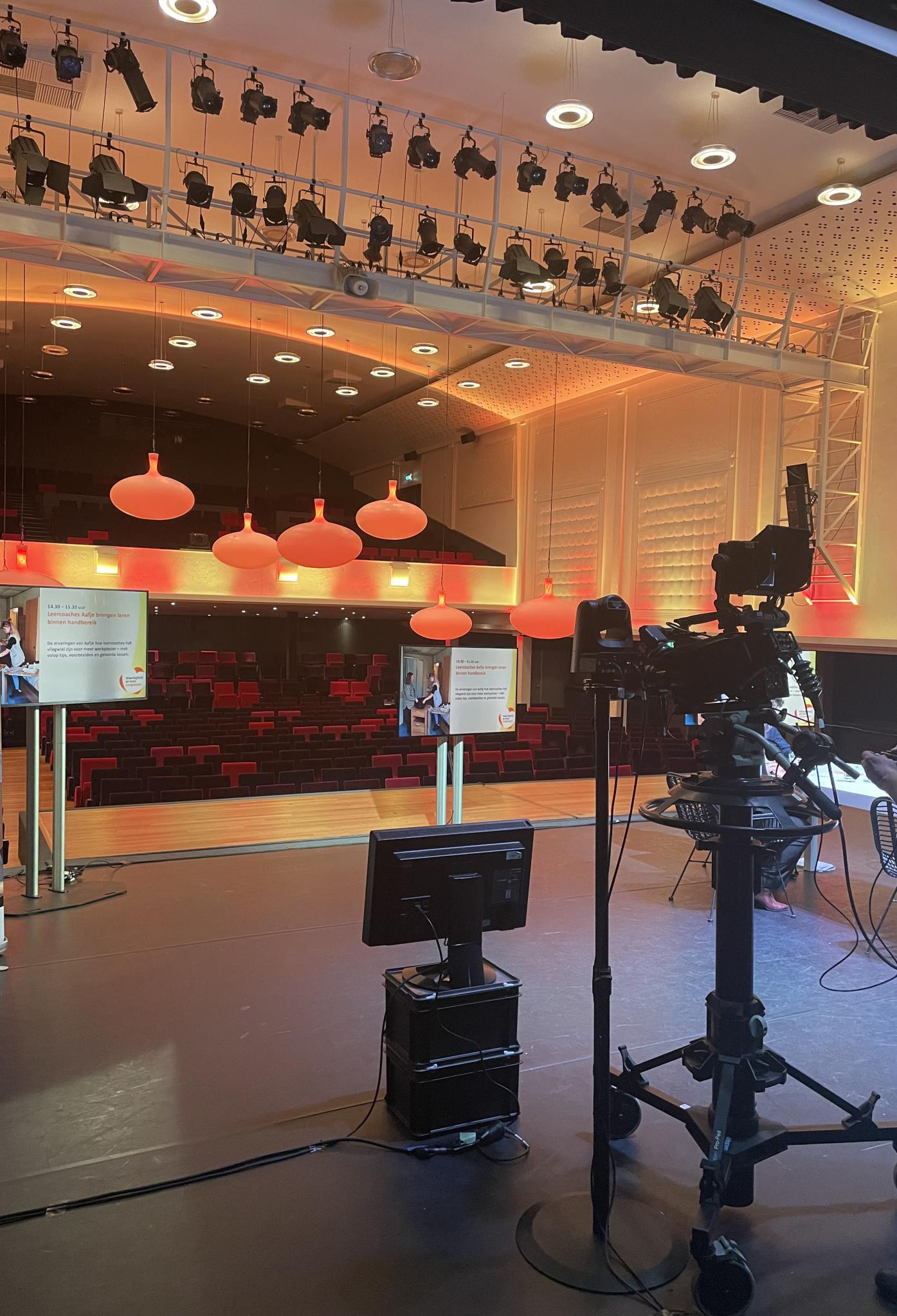 Medium livestreampakket in Theater Buitensoos, met professionele camera’s en belichting voor online evenementen en presentaties.