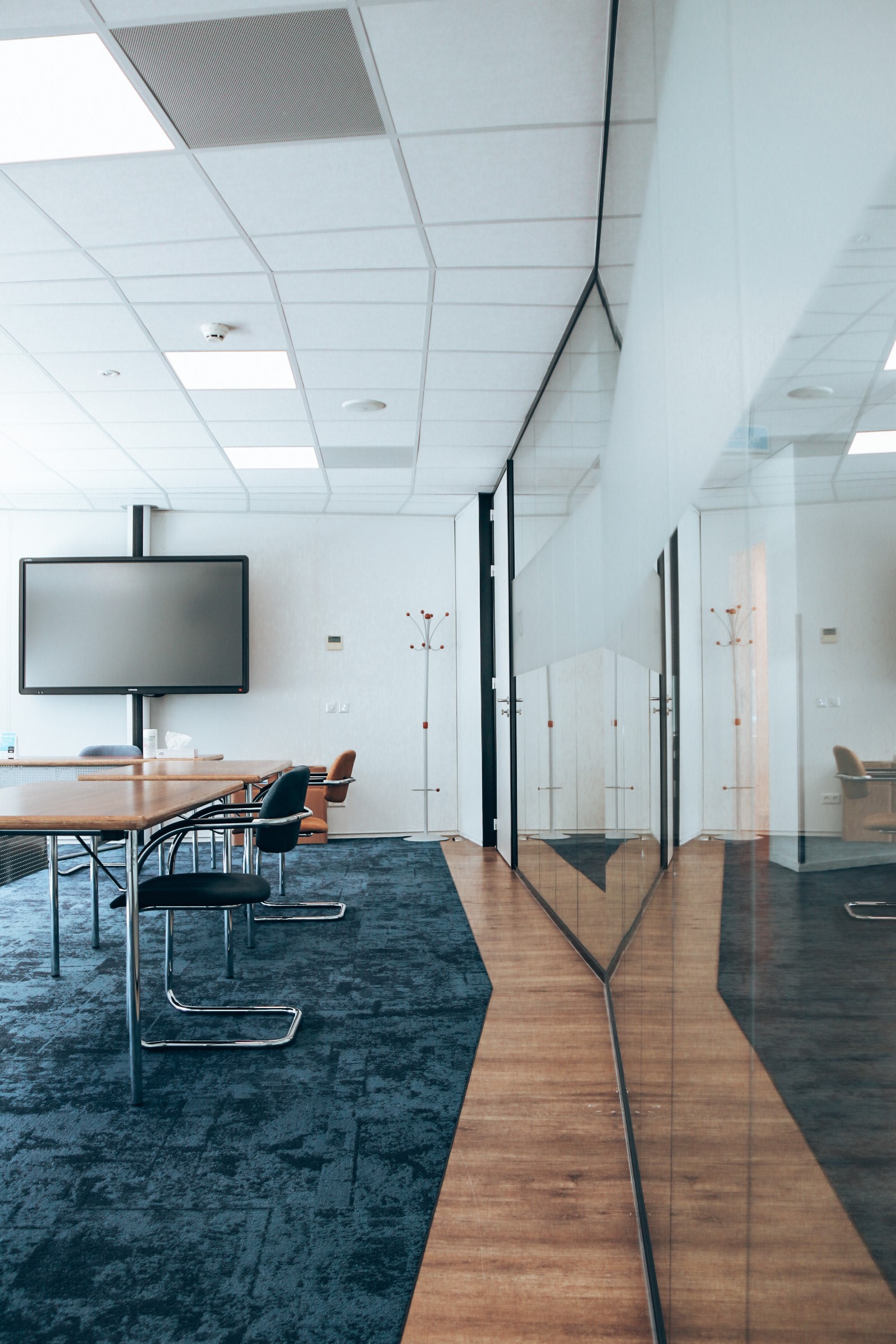 Ruime en sfeervolle zaal in Nieuwe Buitensociëteit Zwolle, geschikt voor evenementen, vergaderingen en presentaties.