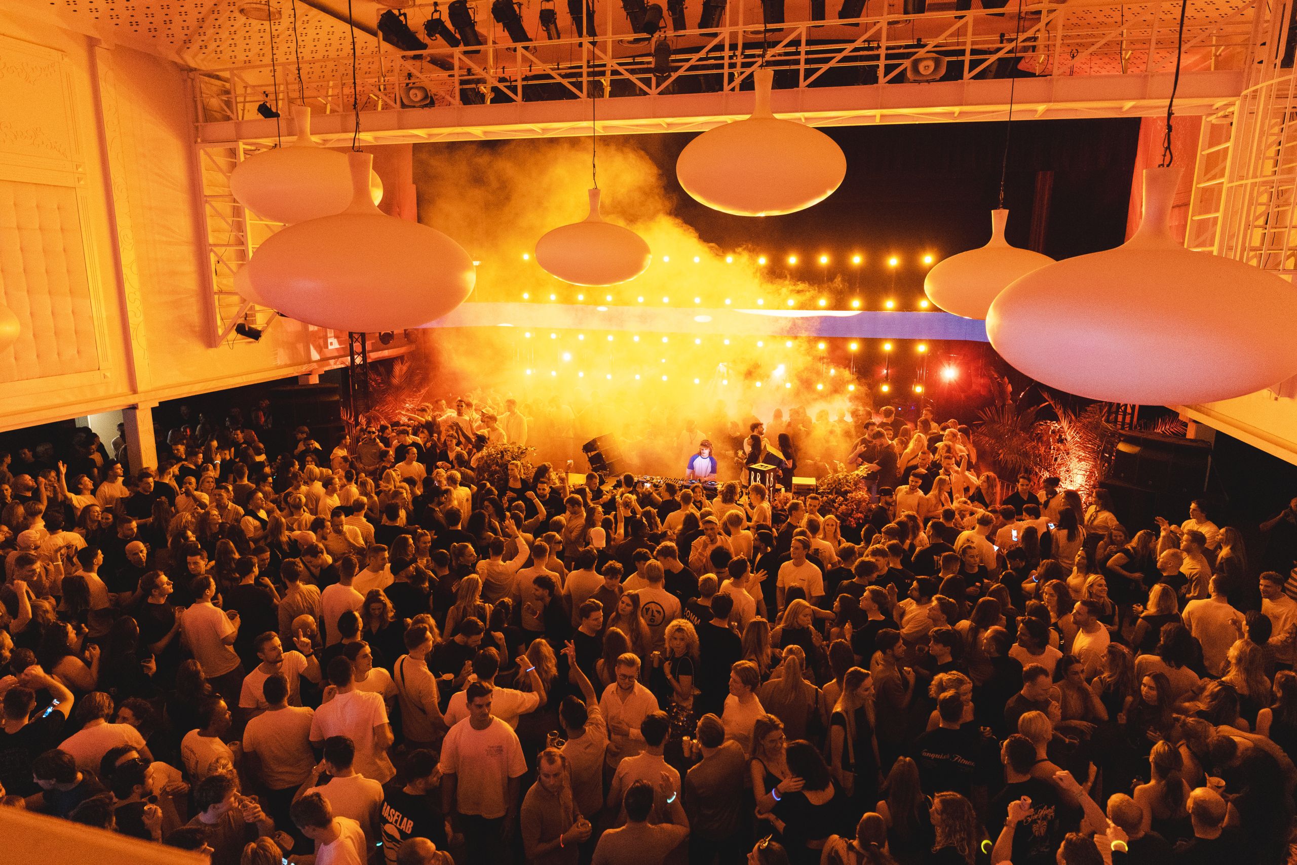 Feest in Theater Buitensoos bij Nieuwe Buitensociëteit Zwolle, met dansende gasten, sfeervolle verlichting en een energieke ambiance.