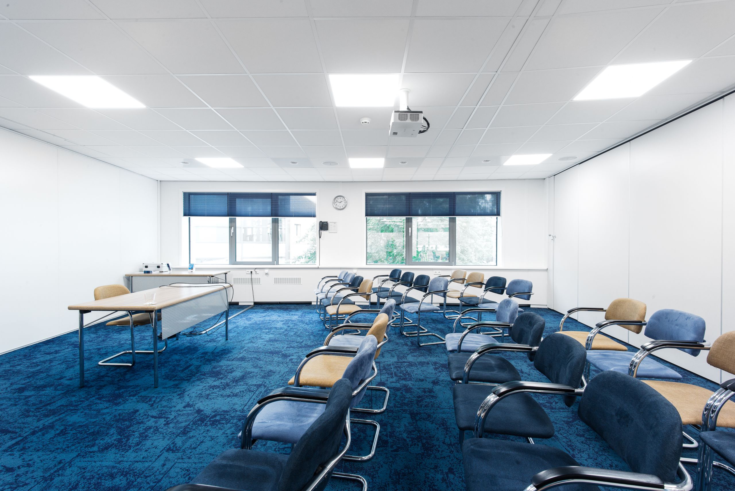 Vergaderzaal in theater opstelling in Nieuwe Buitensociëteit Zwolle, ingericht voor vergaderingen, presentaties en andere bijeenkomsten.