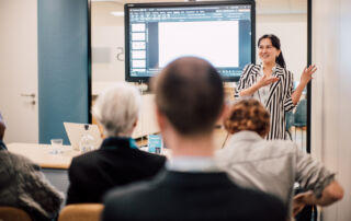 Ruime en moderne vergaderzaal in Nieuwe Buitensociëteit Zwolle, ingericht voor zakelijke bijeenkomsten en presentaties.