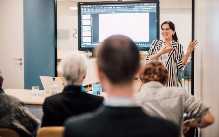 Ruime en moderne vergaderzaal in Nieuwe Buitensociëteit Zwolle, ingericht voor zakelijke bijeenkomsten en presentaties.