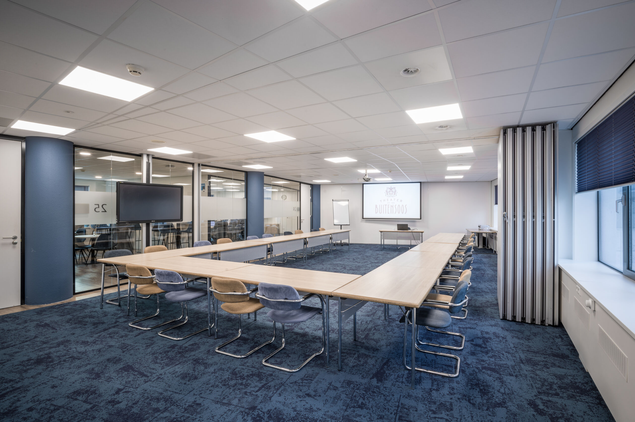 Vergaderzaal in U-opstelling bij Nieuwe Buitensociëteit Zwolle, ideaal voor presentaties en zakelijke bijeenkomsten.