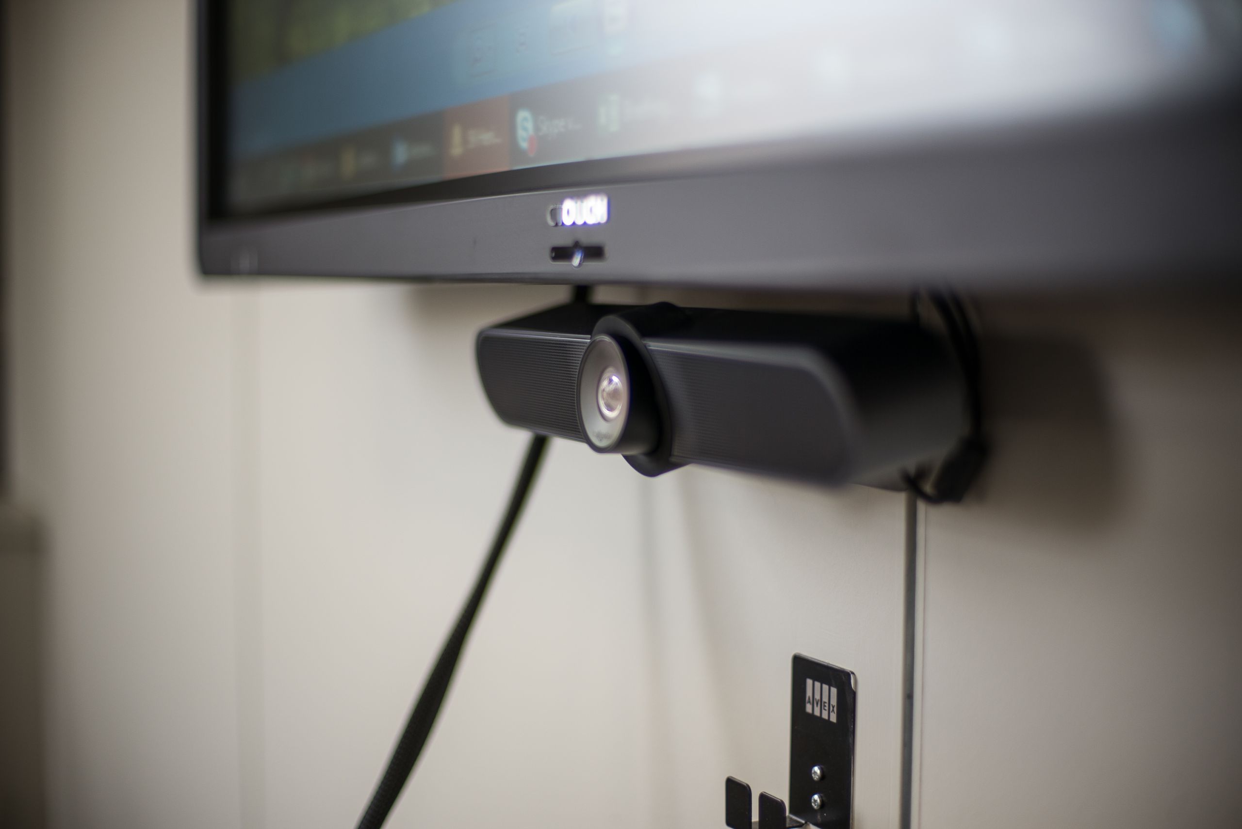 Online vergadering bij Nieuwe Buitensociëteit Zwolle, met een professionele setting en audiovisuele faciliteiten.