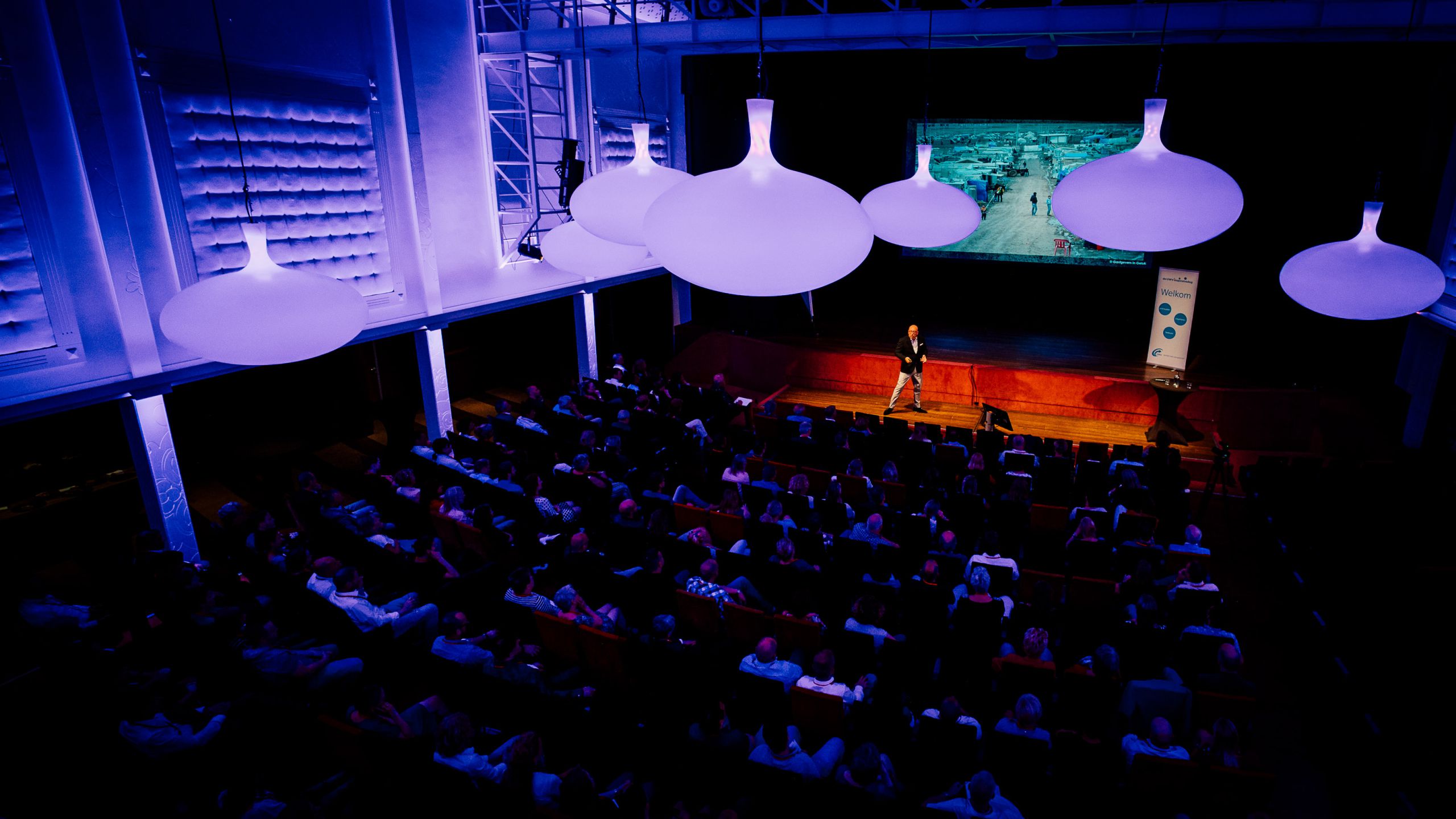 Online congres bij Nieuwe Buitensociëteit Zwolle, met een professionele studio-opstelling voor livestreams en digitale evenementen.