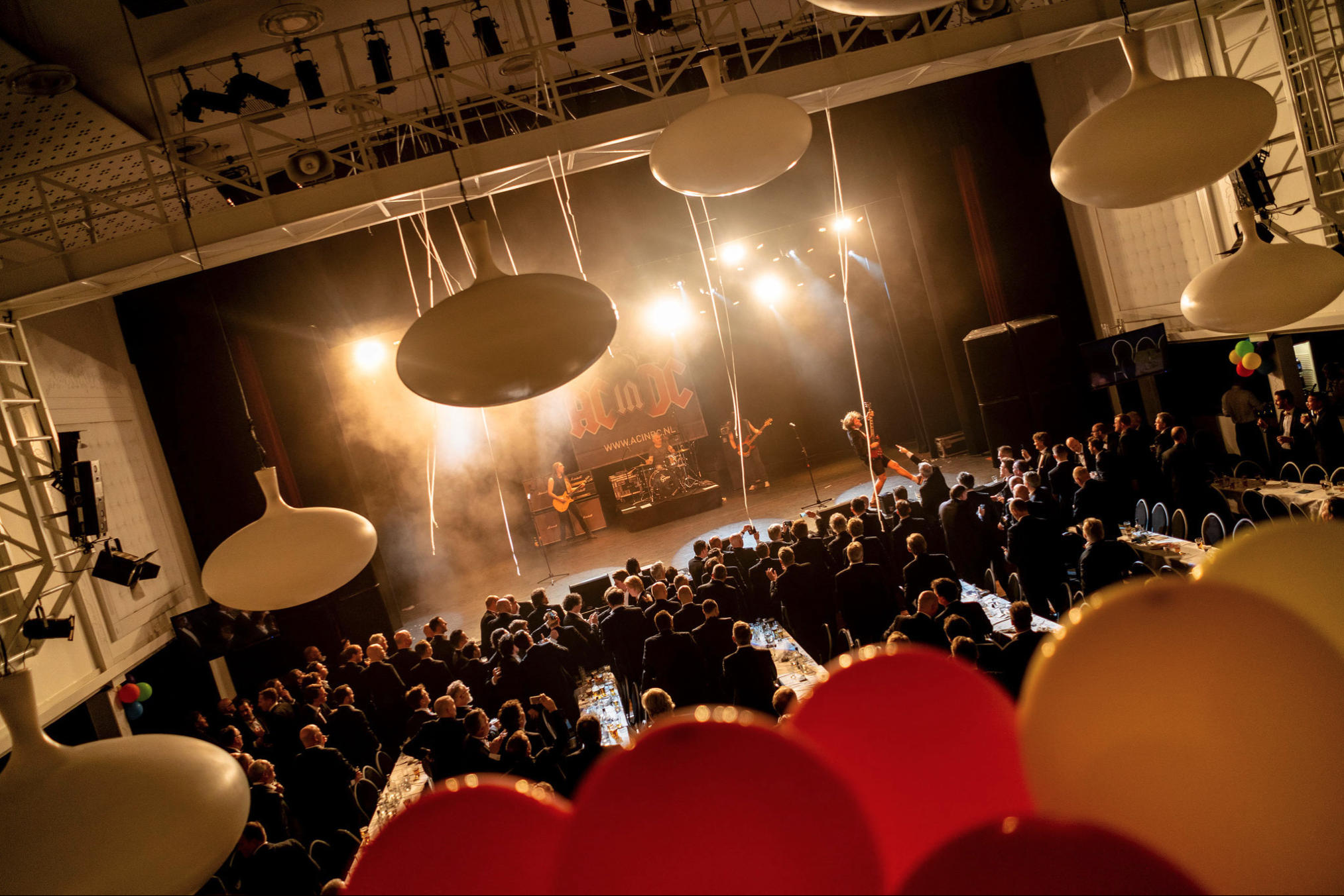 De Sassendonkse Heerenzitting in Nieuwe Buitensociëteit Zwolle, een evenement met feestelijke sfeer en enthousiaste gasten.