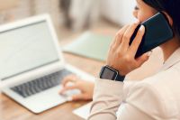 Medewerker reserveringen aan telefoon.