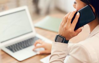 Medewerker reserveringen aan telefoon.