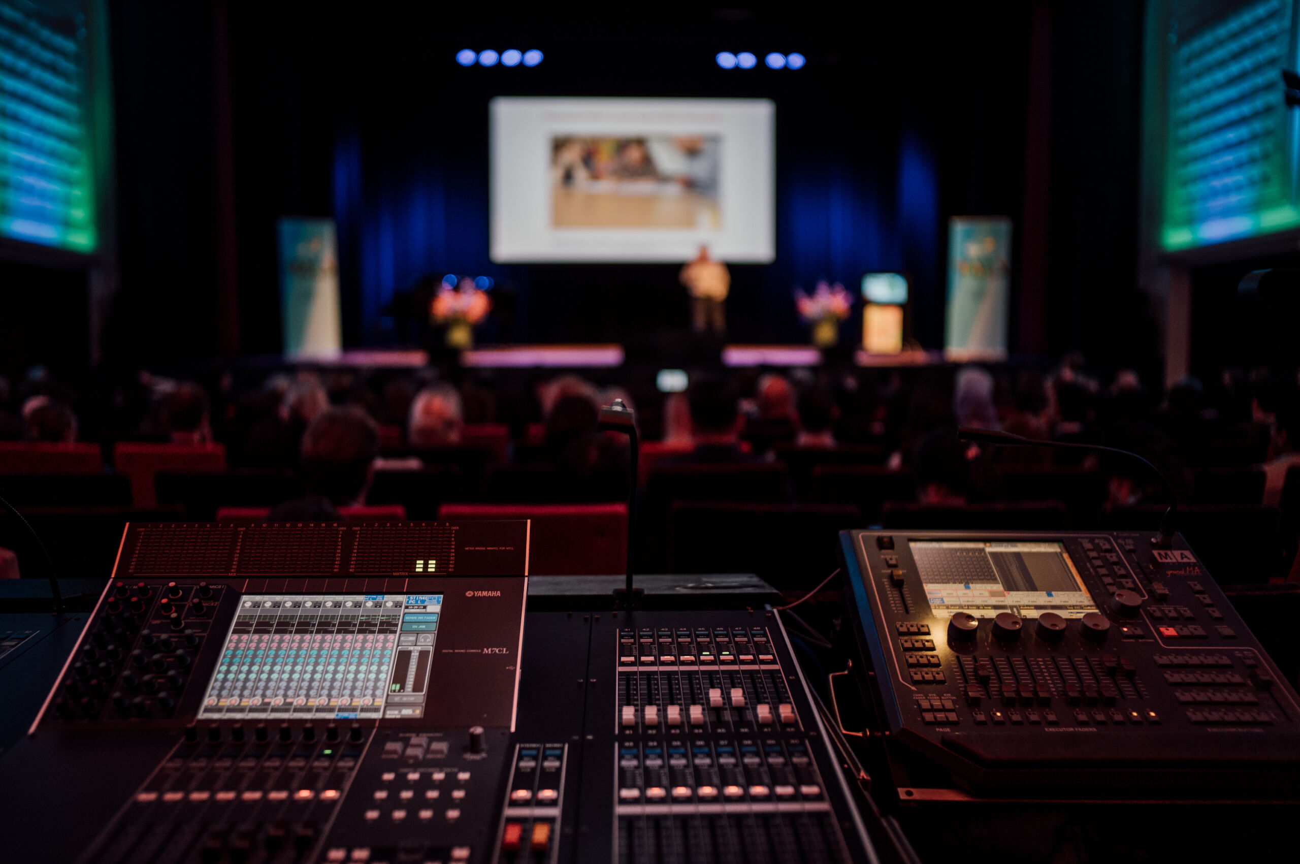 Technische regie in Theater Buitensoos bij Nieuwe Buitensociëteit Zwolle, met professionele apparatuur voor licht en geluid.