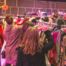 Close-up van shoppende mensen tijdens Vintage Kilo Sale in Theater Buitensoos.