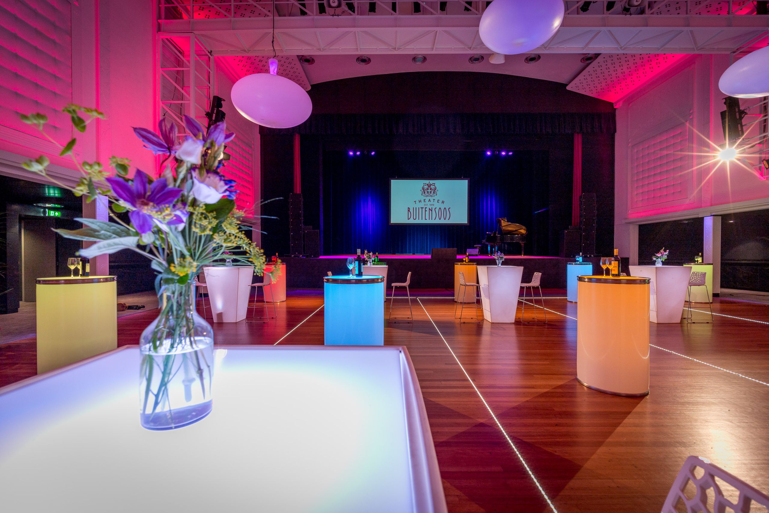 Theater Buitensoos in kleurrijke setting, geschikt voor bijvoorbeeld een eindejaarsevent.