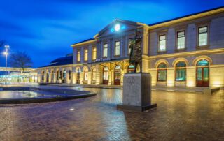 Station Zwolle, een belangrijk vervoersknooppunt op loopafstand van Nieuwe Buitensociëteit Zwolle.
