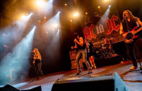 Band met ACDC nummers op podium Theater Buitensoos tijdens De Sassendonkse Heerenzitting.