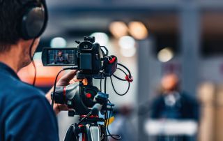 Hybride evenement bij Nieuwe Buitensociëteit Zwolle, met een professionele livestreamopstelling en zowel fysieke als online deelnemers.