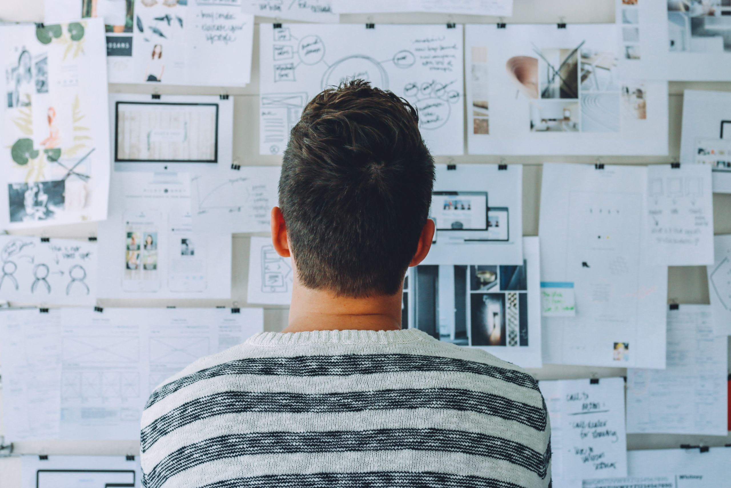 Zakelijke brainstorm met professionals die samenwerken en overleggen in een moderne vergaderruimte.