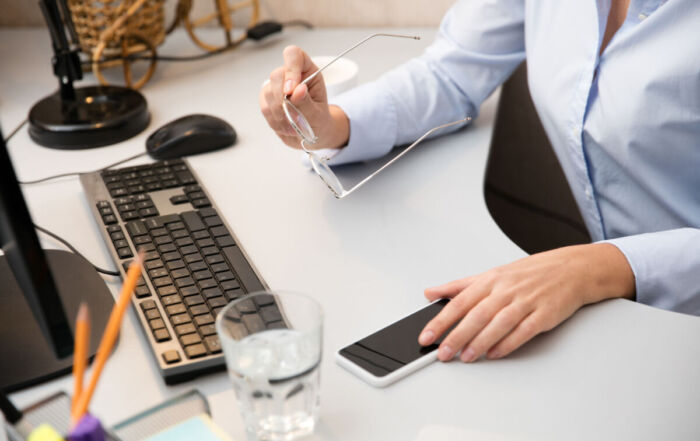 Setting achter bureau met computer en telefoon voor servicemedewerker receptie.