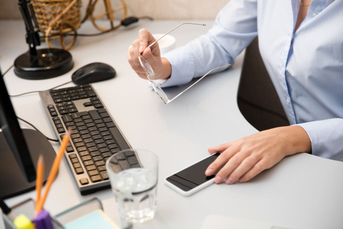 Setting achter bureau met computer en telefoon voor servicemedewerker receptie.